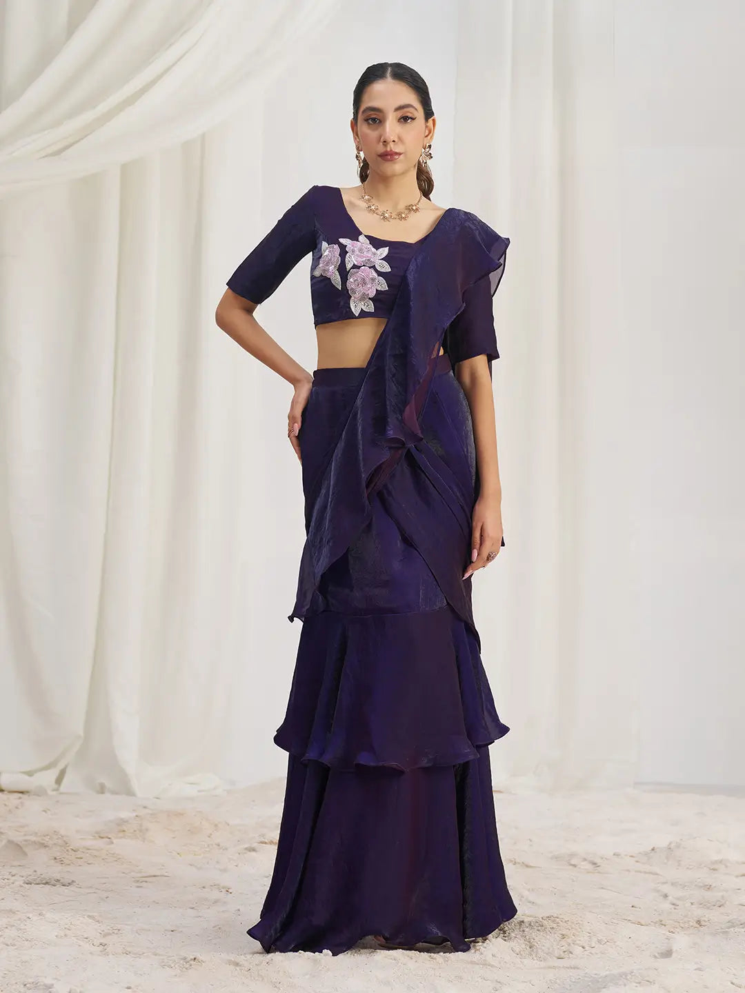 Sari de fête en organza couleur violet foncé avec travail à la main