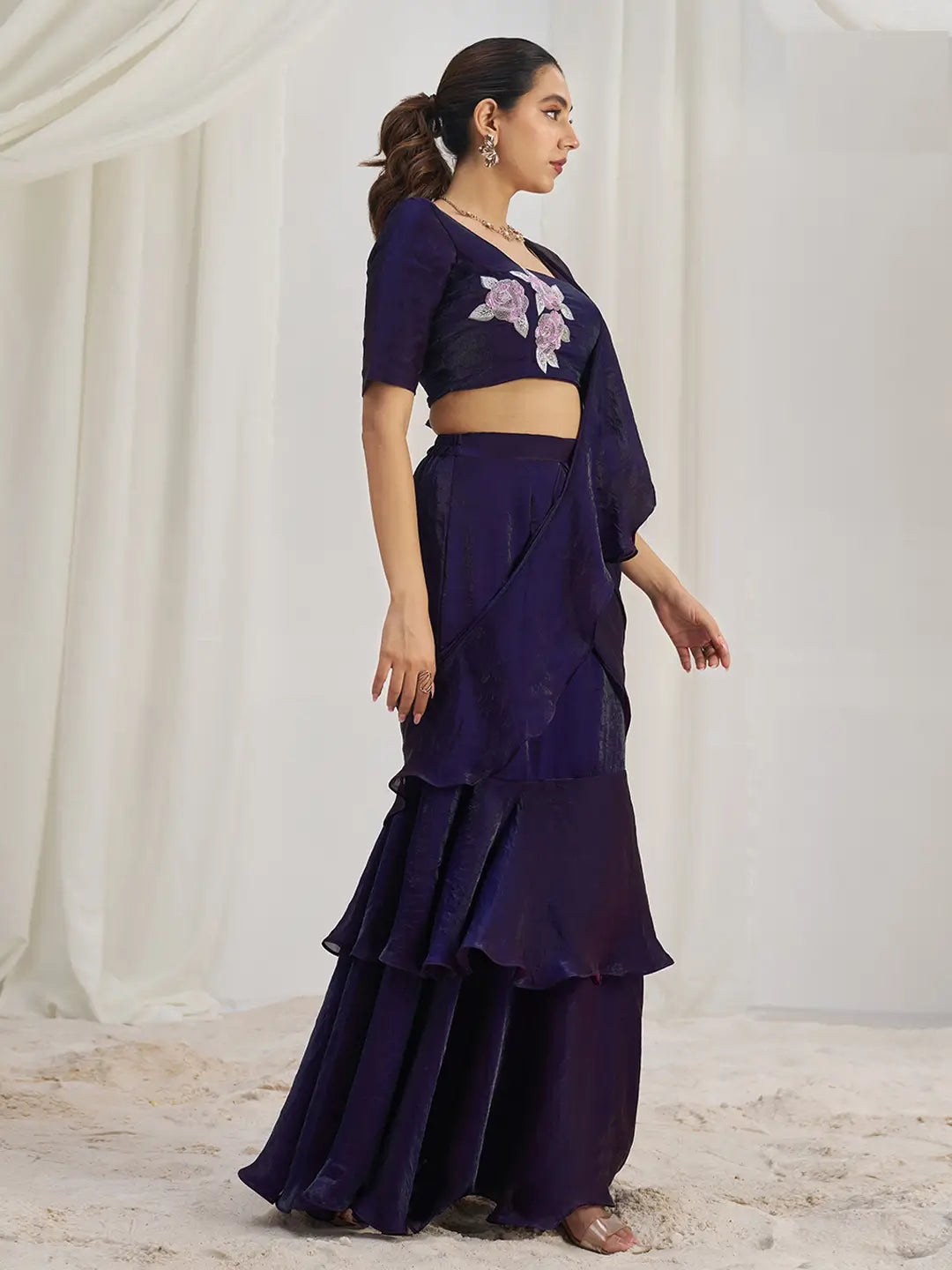 Sari de fête en organza couleur violet foncé avec travail à la main