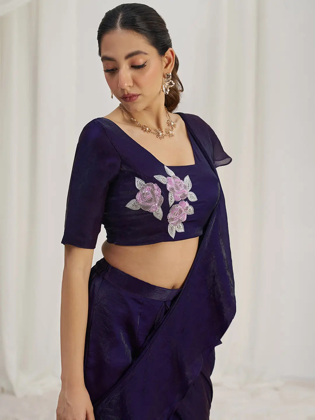 Sari de fête en organza couleur violet foncé avec travail à la main