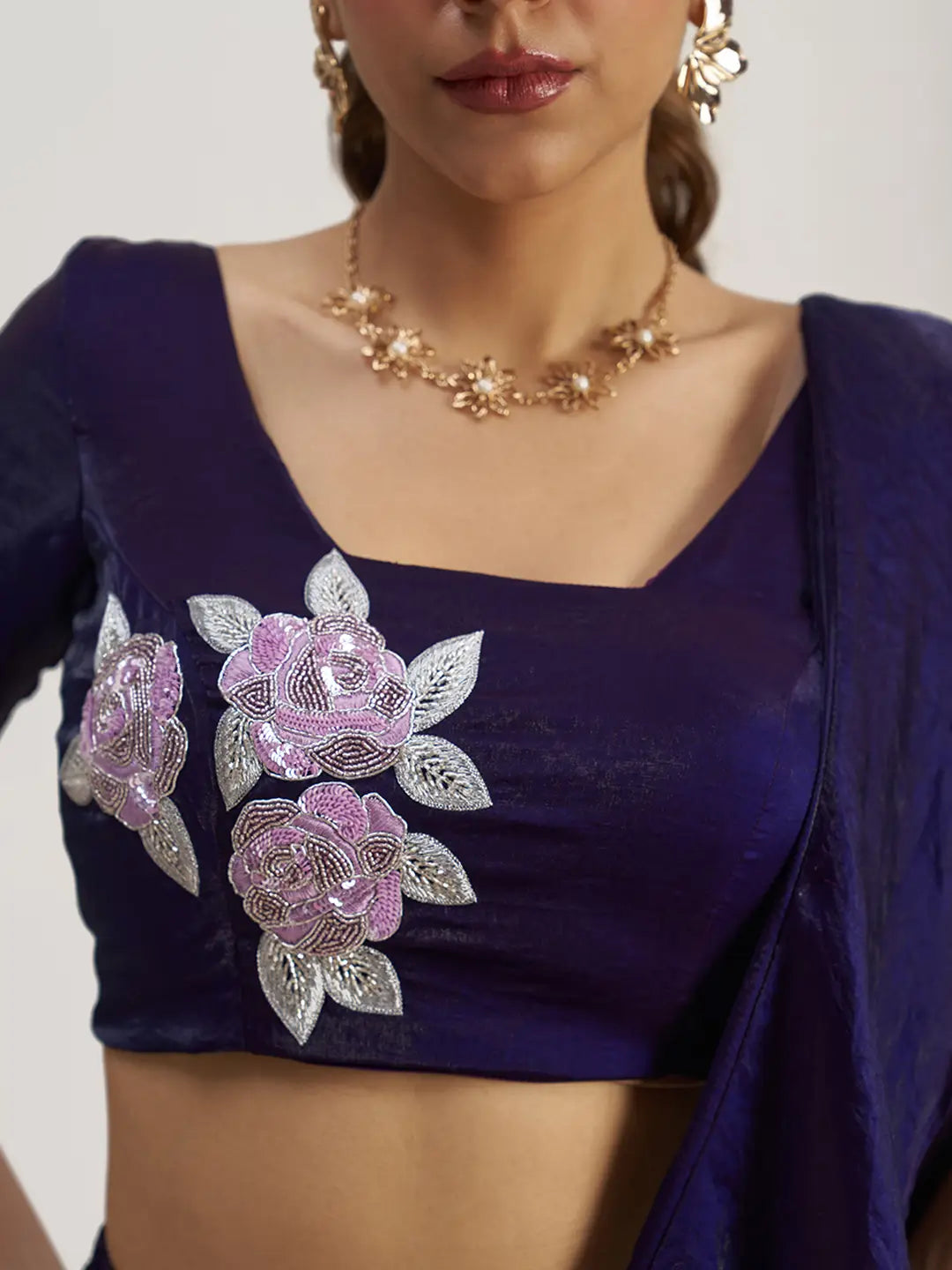Sari de fête en organza couleur violet foncé avec travail à la main