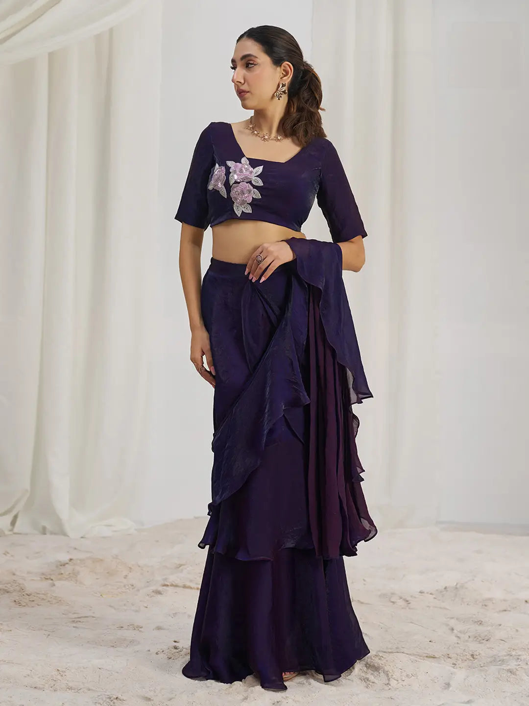 Sari de fête en organza couleur violet foncé avec travail à la main