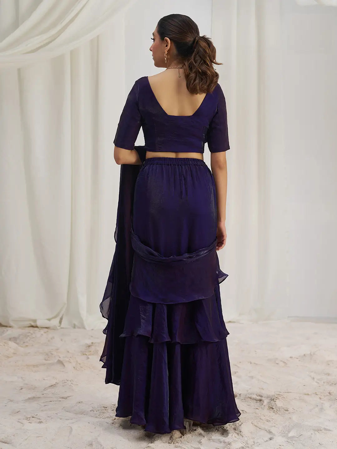 Sari de fête en organza couleur violet foncé avec travail à la main