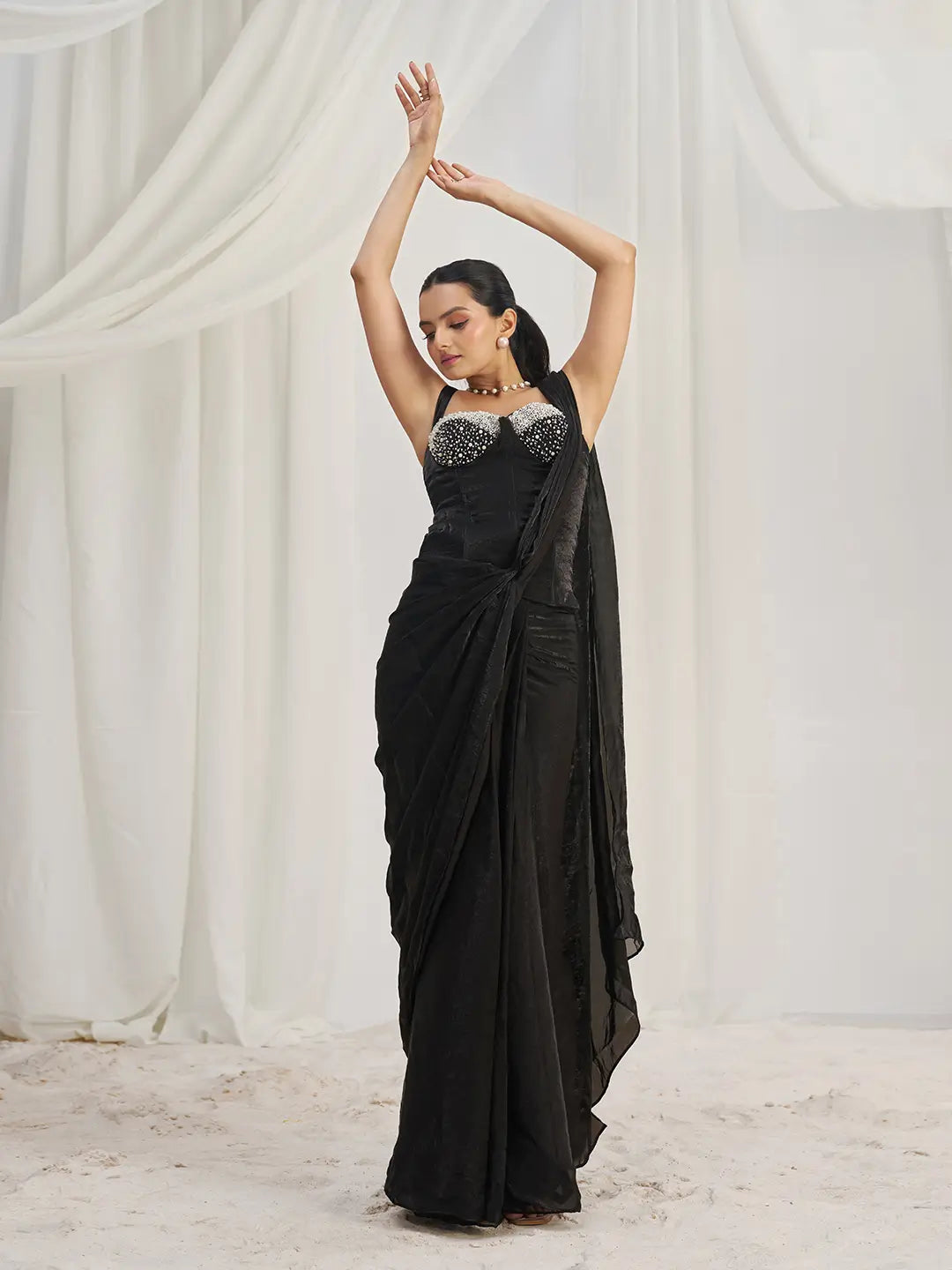 Sari de soirée noir glamour en organza avec travail fait main