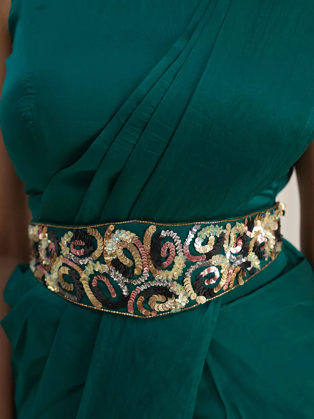 Sari de fête en organza vert émeraude avec travail à la main