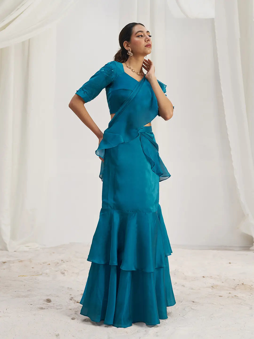 Sari de soirée en organza bleu-vert avec broderies artisanales