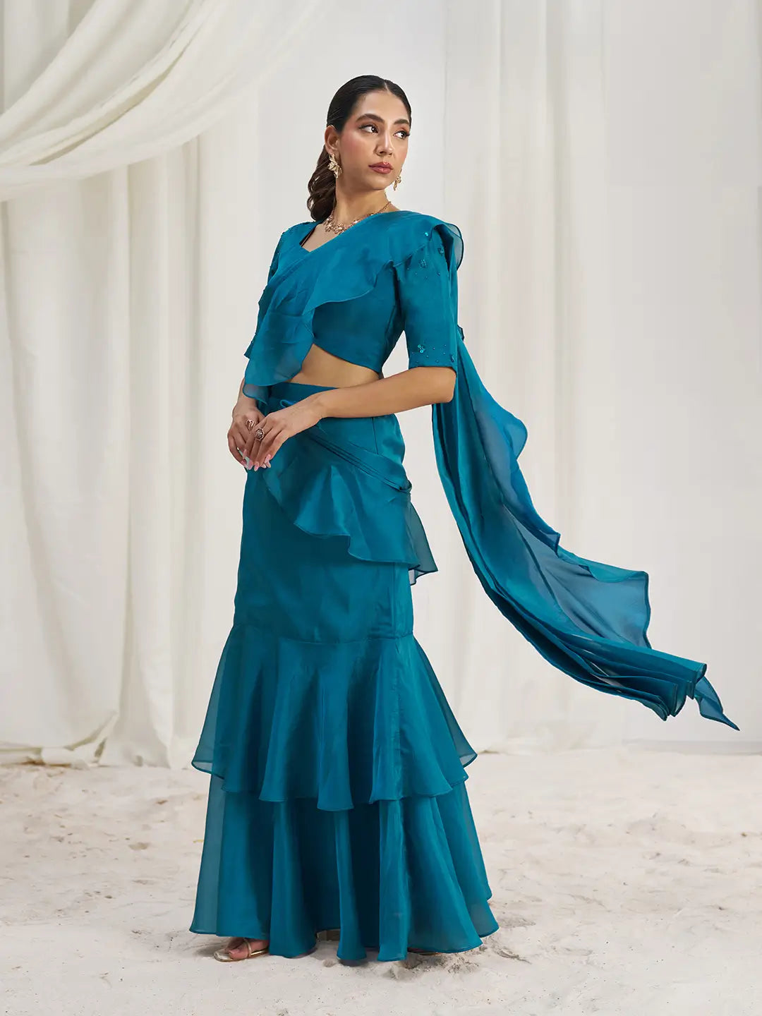 Sari de soirée en organza bleu-vert avec broderies artisanales