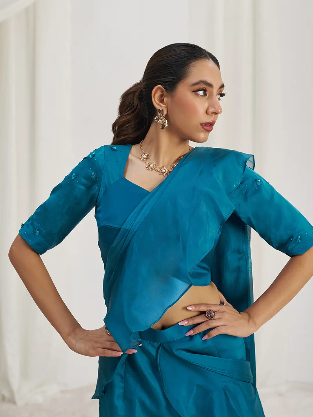 Sari de soirée en organza bleu-vert avec broderies artisanales