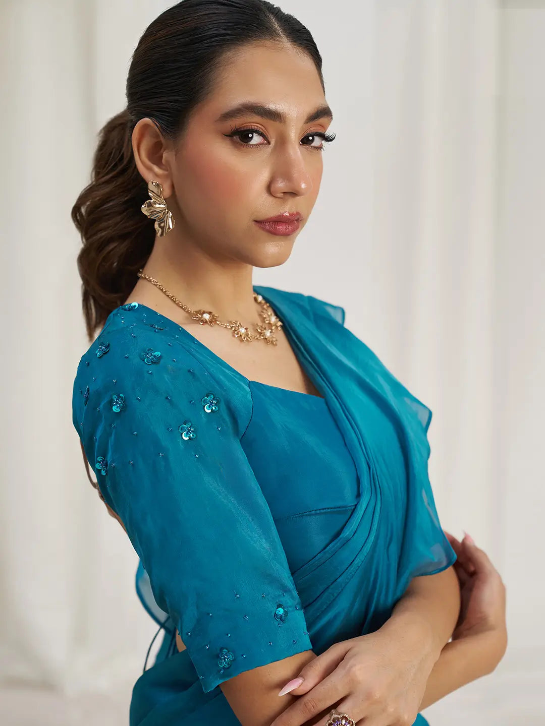 Sari de soirée en organza bleu-vert avec broderies artisanales