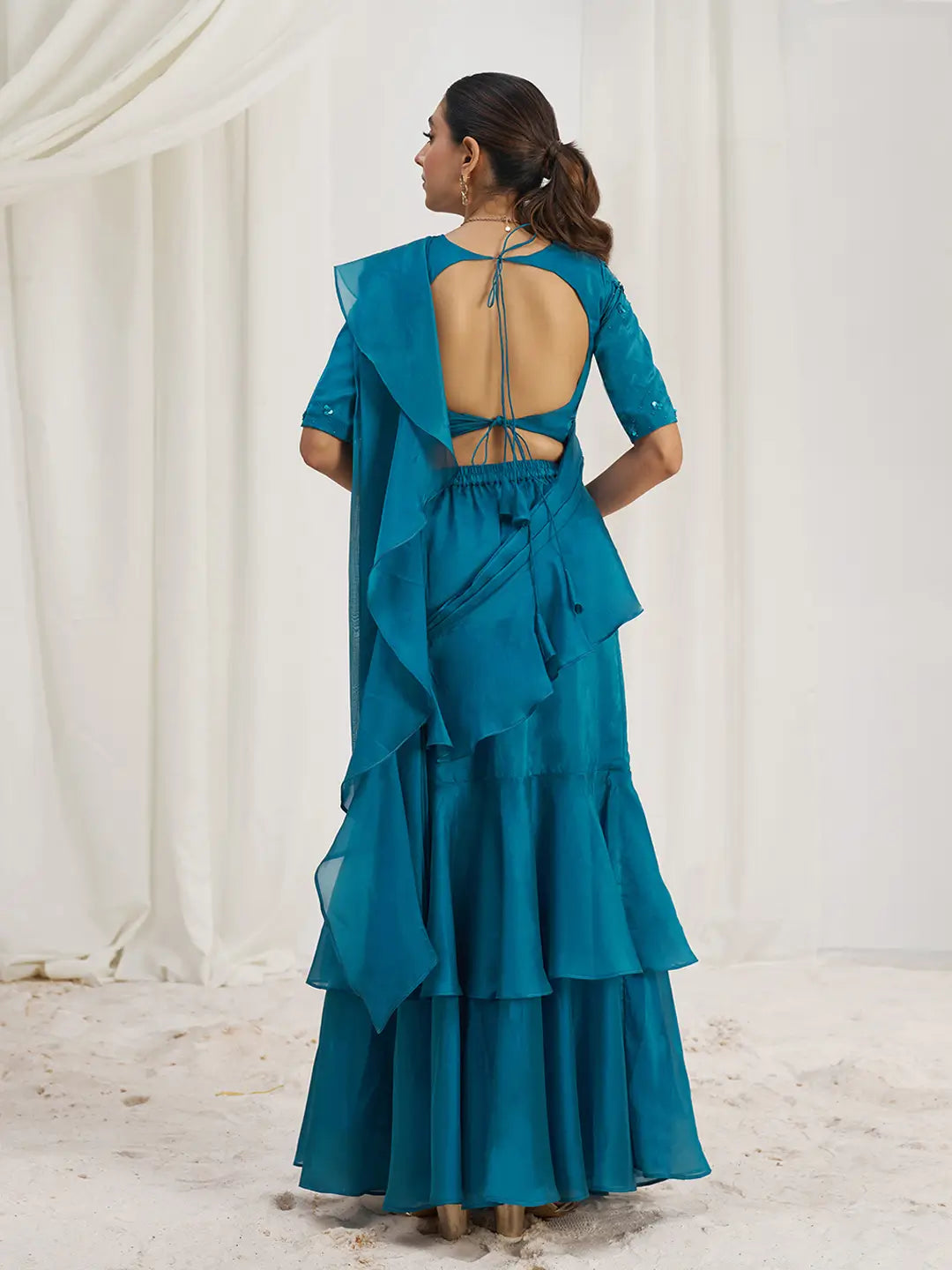 Sari de soirée en organza bleu-vert avec broderies artisanales