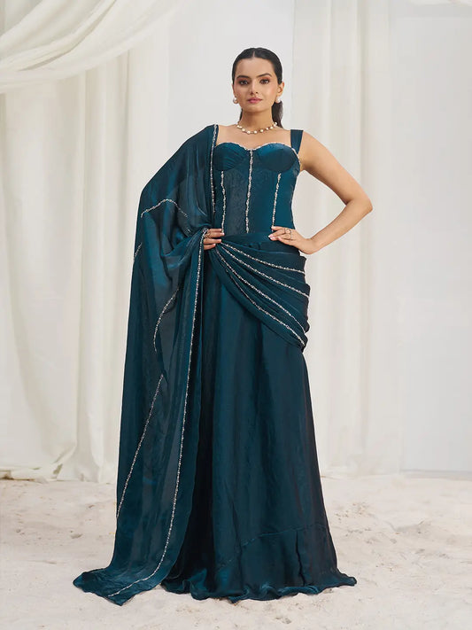 Sari de soirée en organza bleu marine avec broderies artisanales