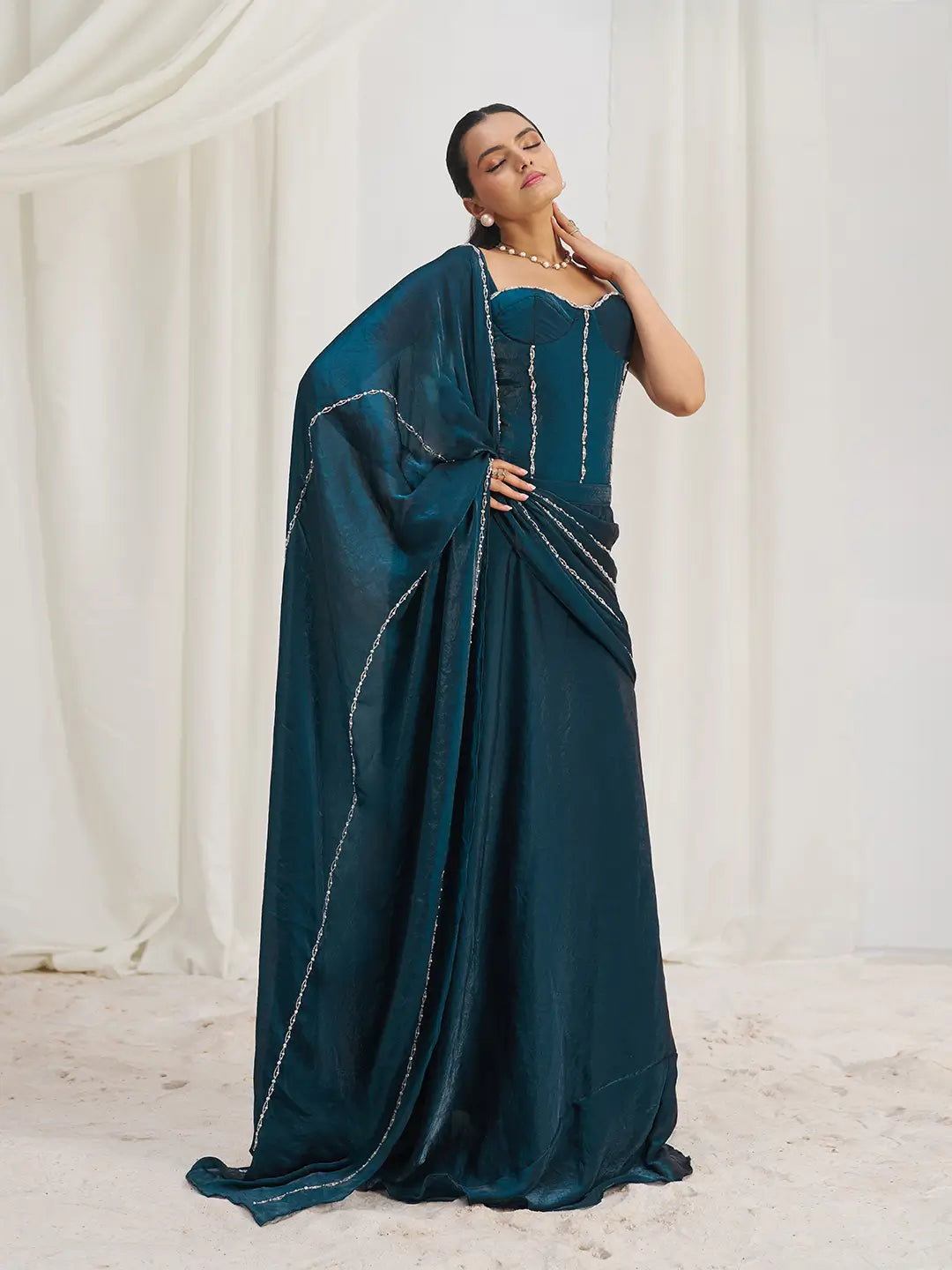 Sari de soirée en organza bleu marine avec broderies artisanales