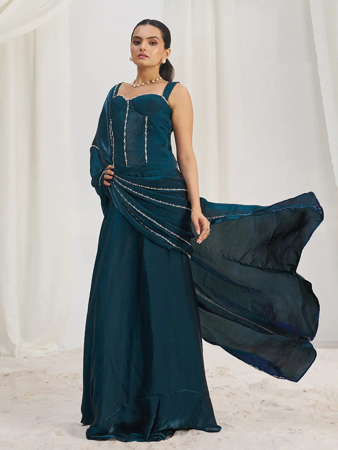 Sari de soirée en organza bleu marine avec broderies artisanales