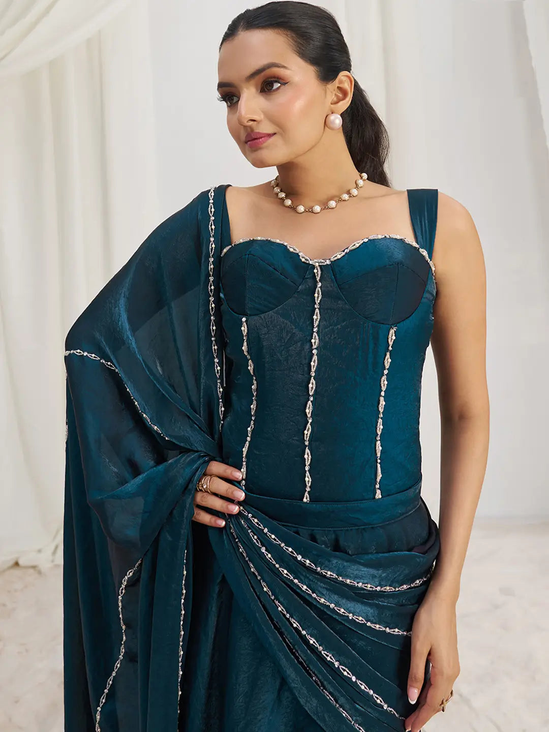 Sari de soirée en organza bleu marine avec broderies artisanales