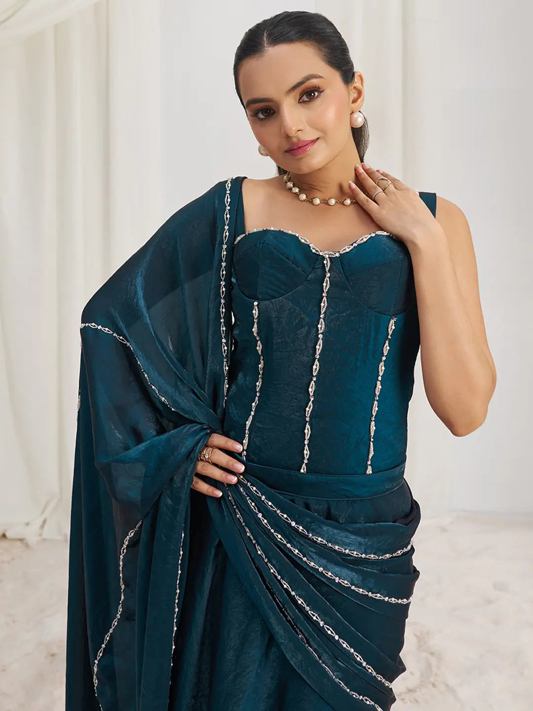 Sari de soirée en organza bleu marine avec broderies artisanales