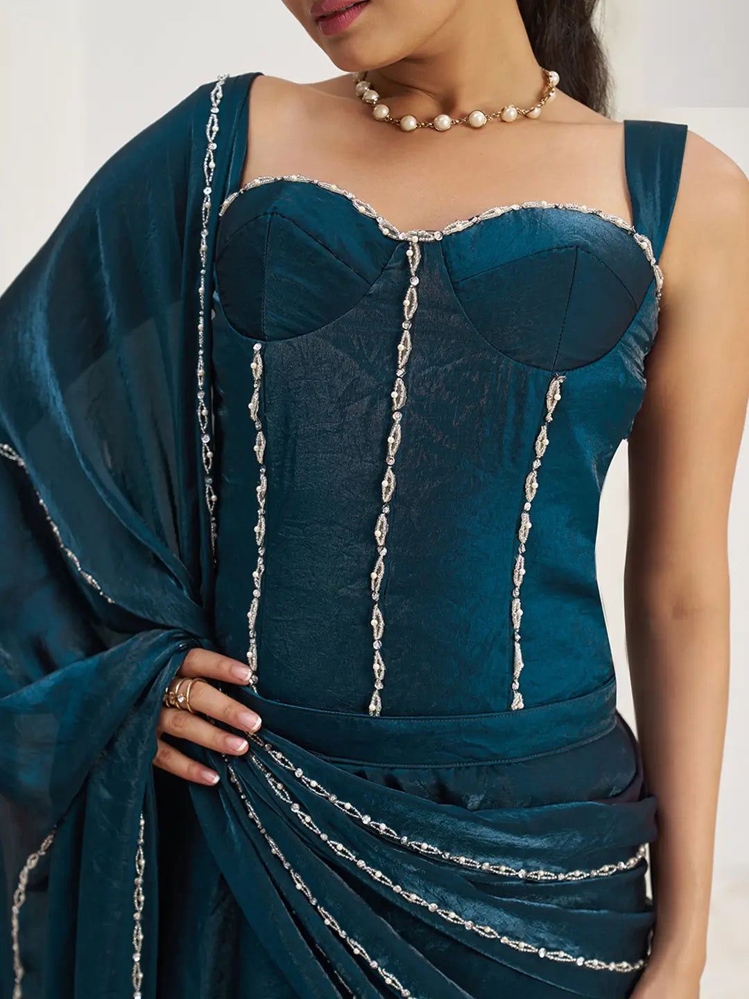 Sari de soirée en organza bleu marine avec broderies artisanales
