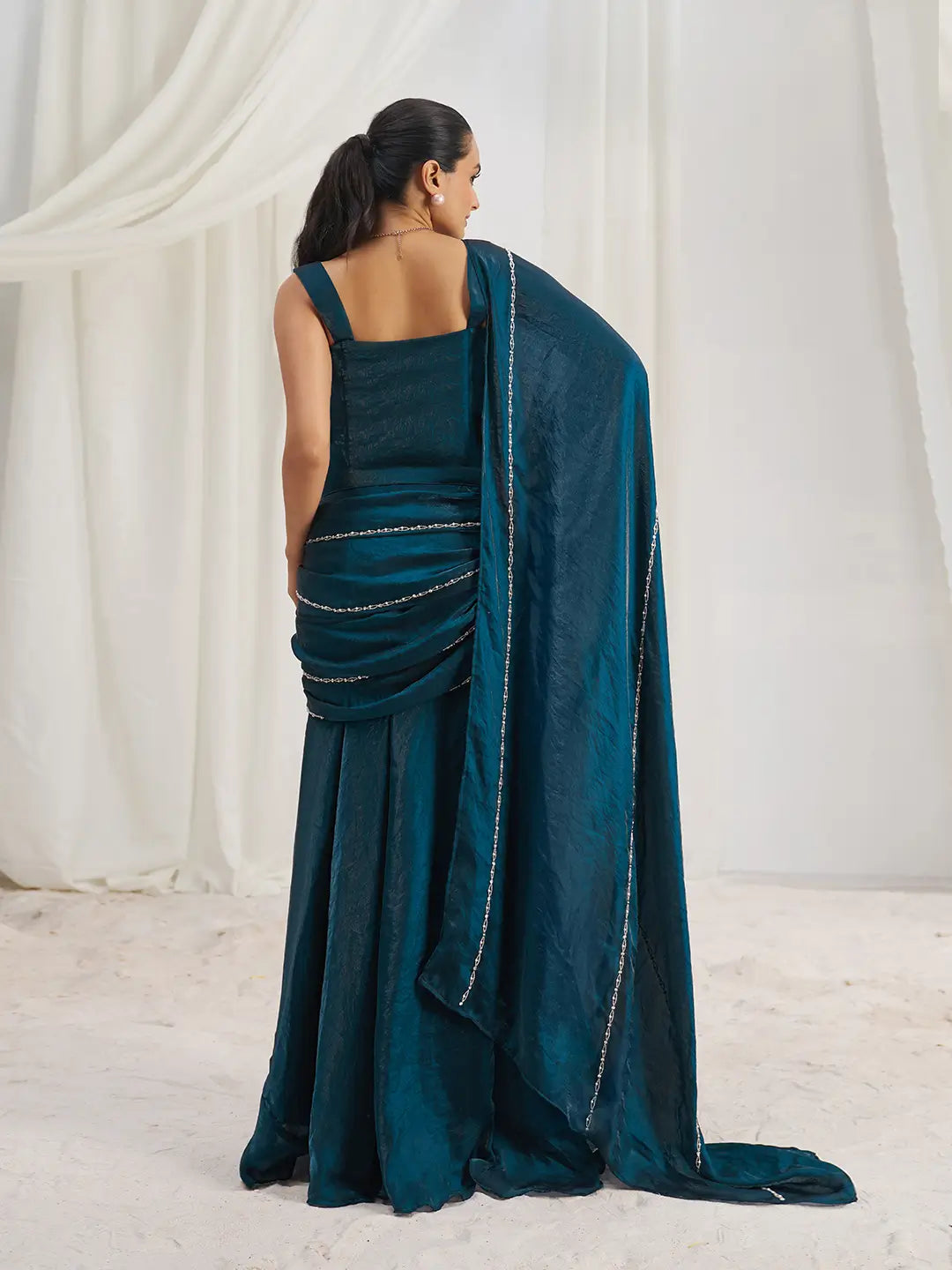Sari de soirée en organza bleu marine avec broderies artisanales