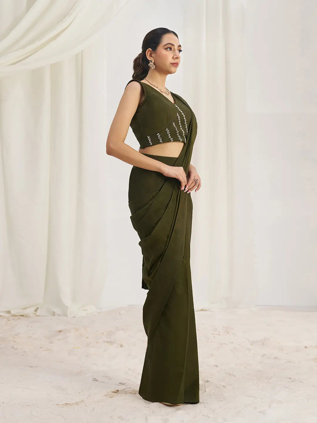 Sari de fête en organza vert olive avec travail à la main