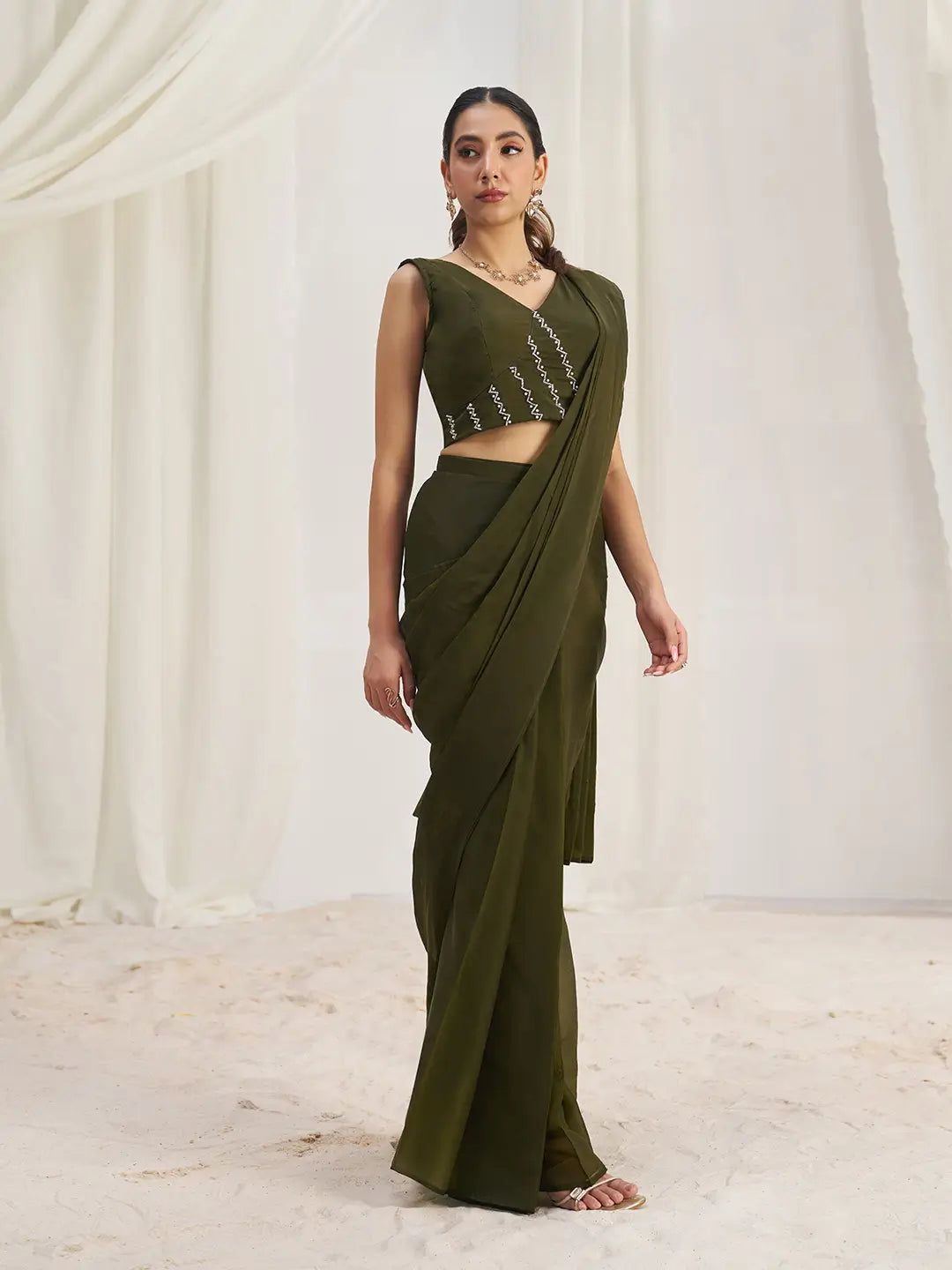 Sari de fête en organza vert olive avec travail à la main