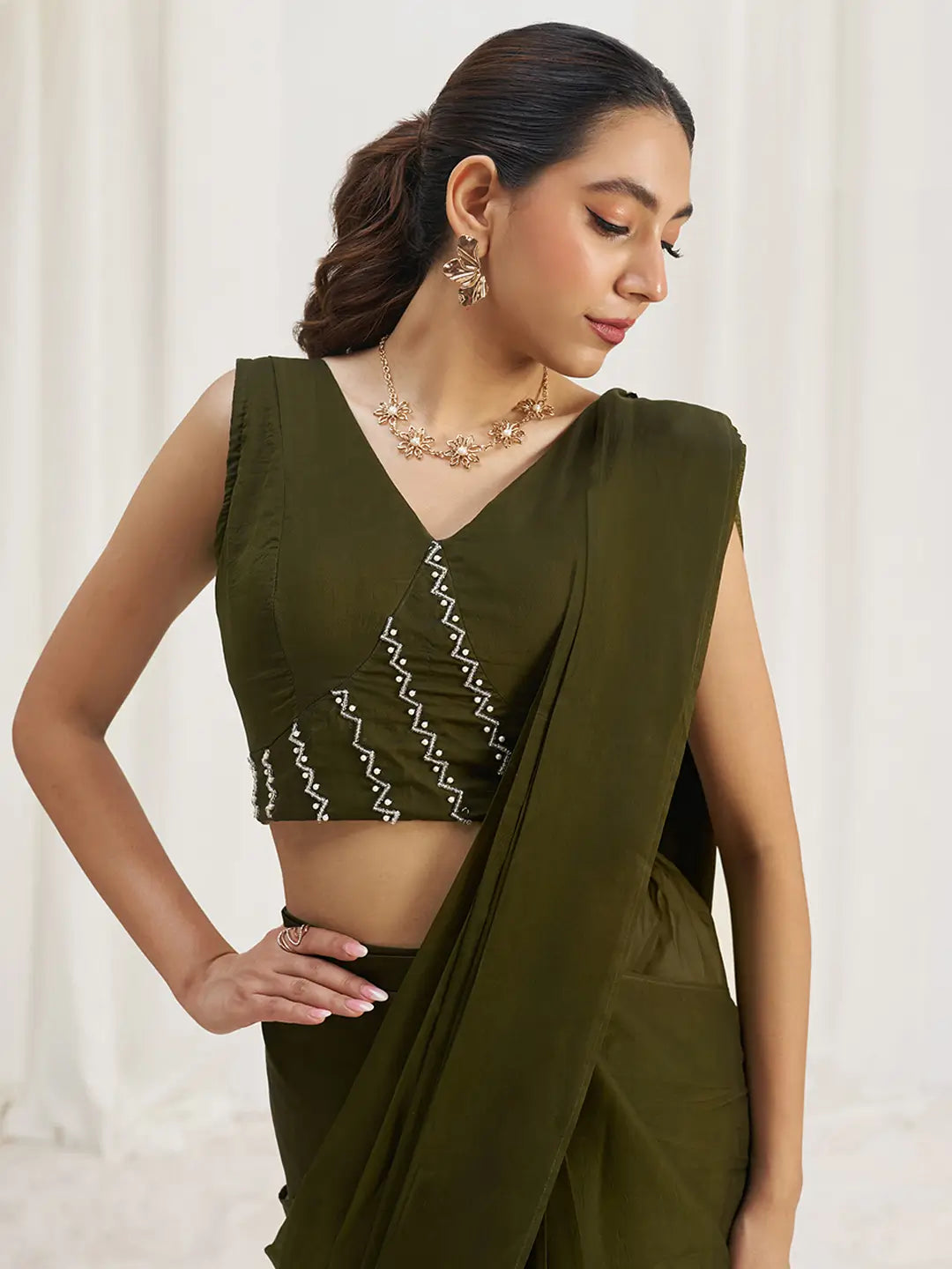 Sari de fête en organza vert olive avec travail à la main