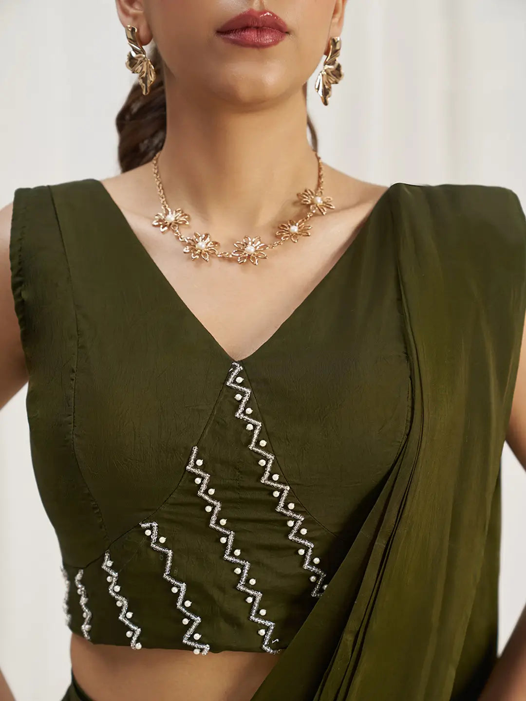 Sari de fête en organza vert olive avec travail à la main
