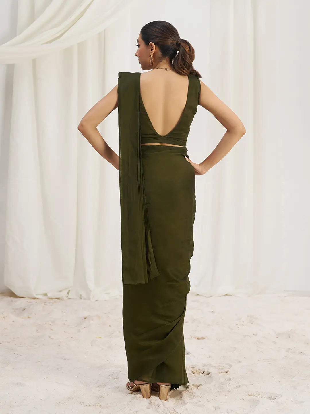Sari de fête en organza vert olive avec travail à la main