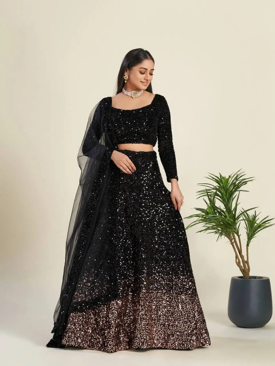 Lehenga Choli Noir en Velours avec Broderie à Sequins Étincelants