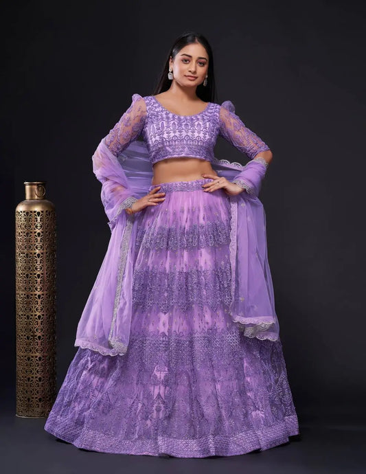 Lehenga Choli violet en filet avec travail de sequins, zari et dori