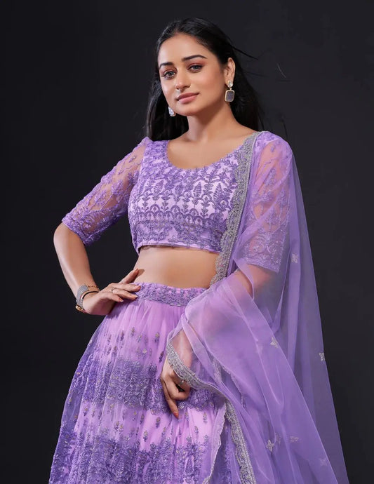 Lehenga Choli violet en filet avec travail de sequins, zari et dori