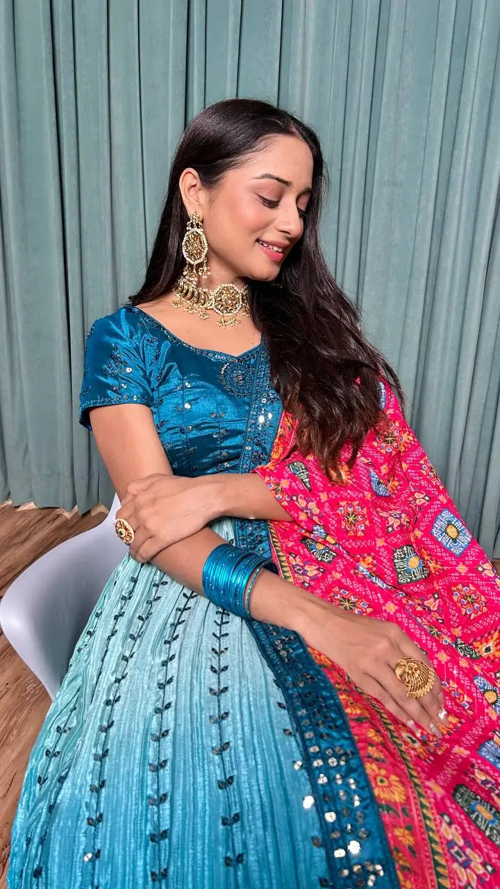 Lehenga Choli en Soie Chinon Bleu avec Broderie à Fil et Sequins