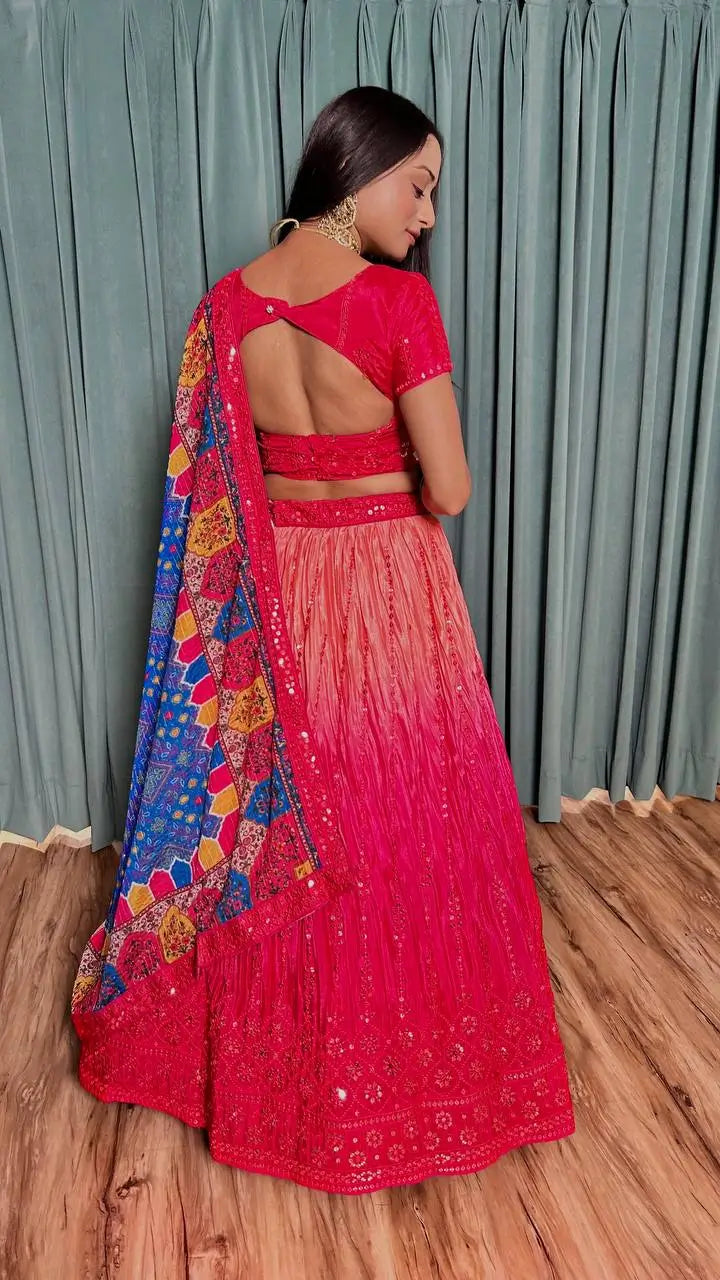 Lehenga Choli en Soie Chinon Rose Fucshia avec Broderie à Fil et Sequins