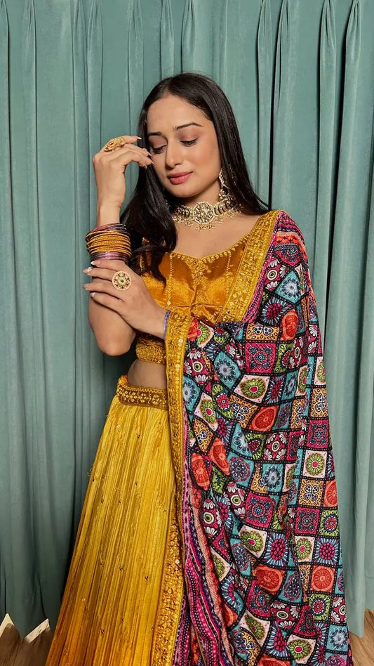 Lehenga Choli en Soie Chinon Jaune avec Broderie à Fil et Sequins