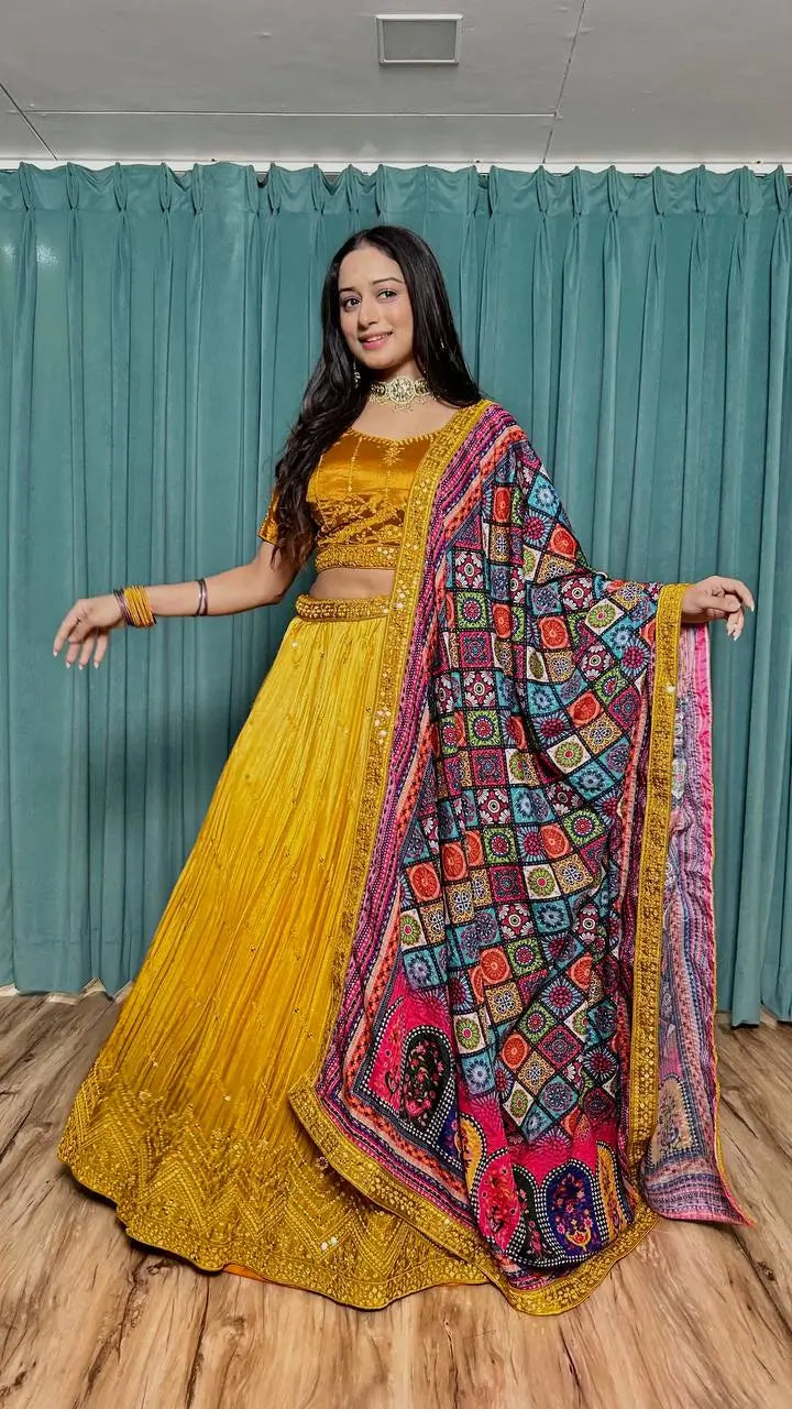 Lehenga Choli en Soie Chinon Jaune avec Broderie à Fil et Sequins