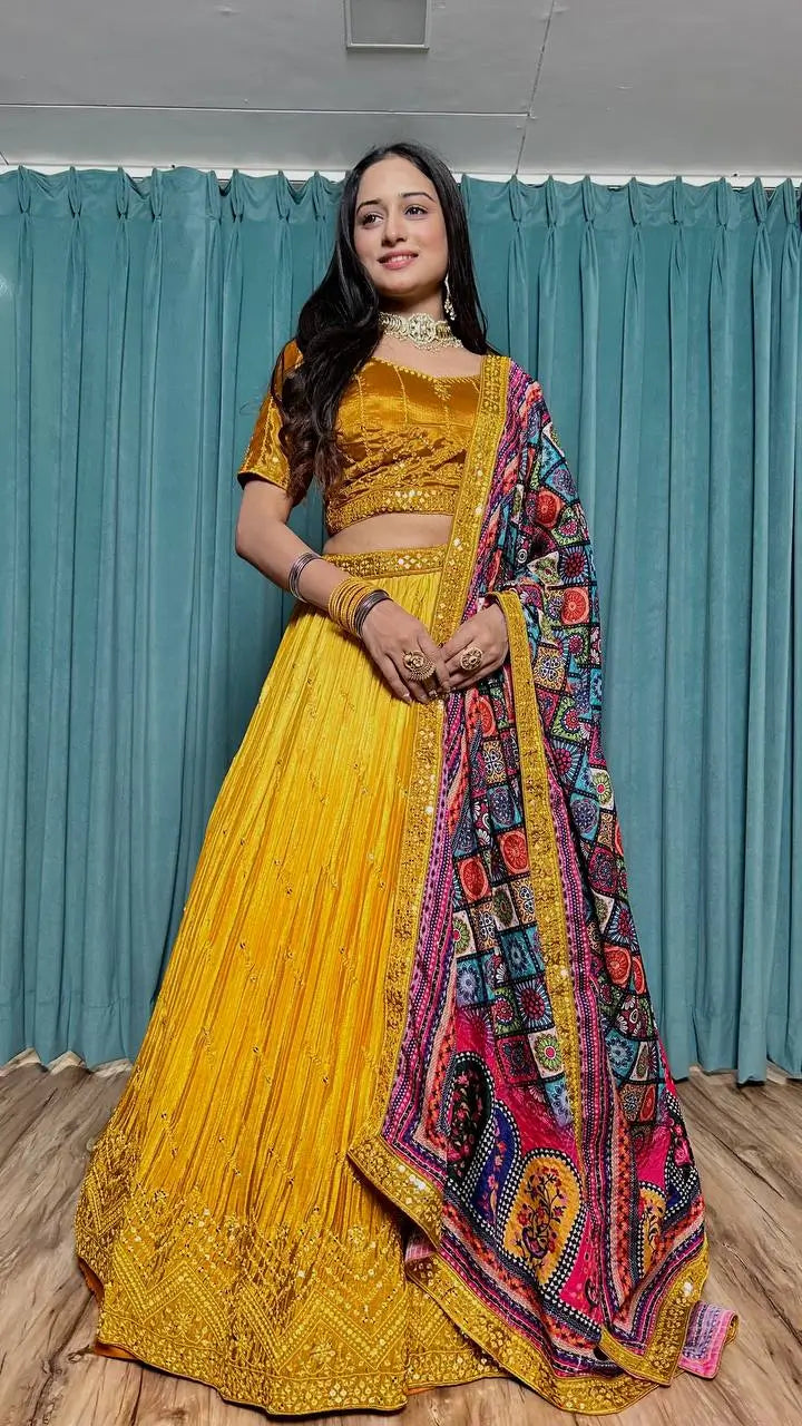 Lehenga Choli en Soie Chinon Jaune avec Broderie à Fil et Sequins