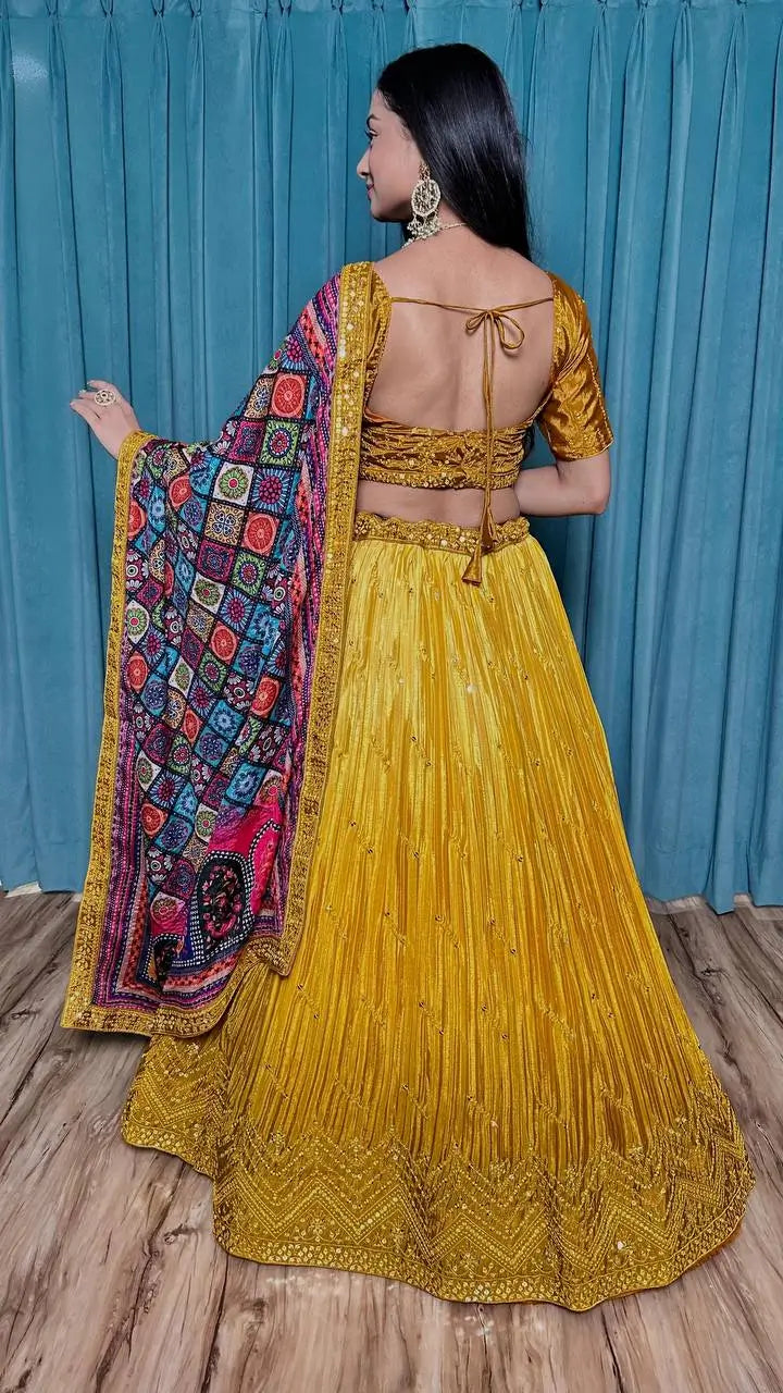 Lehenga Choli en Soie Chinon Jaune avec Broderie à Fil et Sequins