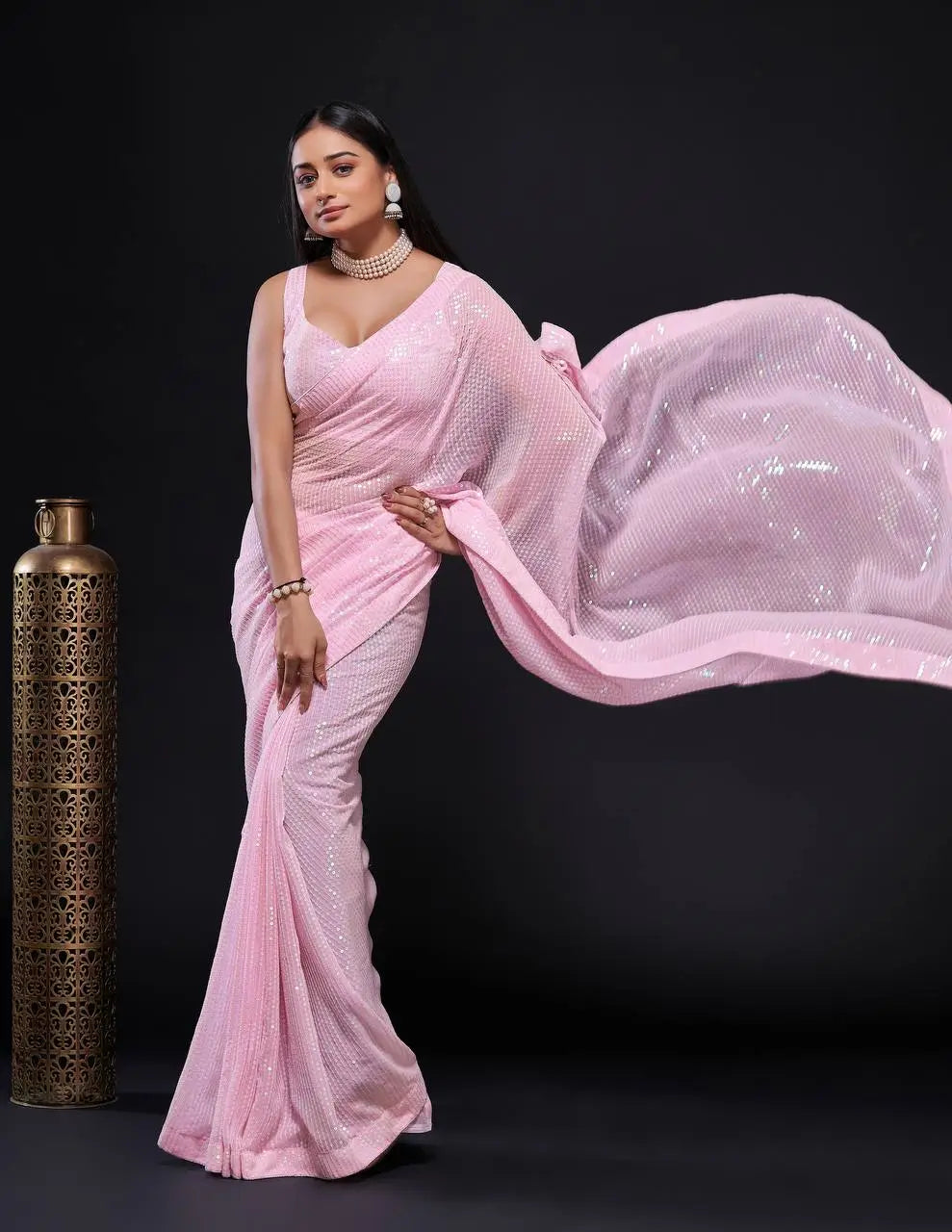 Sari en georgette rose clair avec broderie de sequins arc-en-ciel