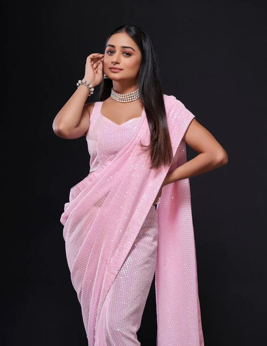 Sari en georgette rose clair avec broderie de sequins arc-en-ciel