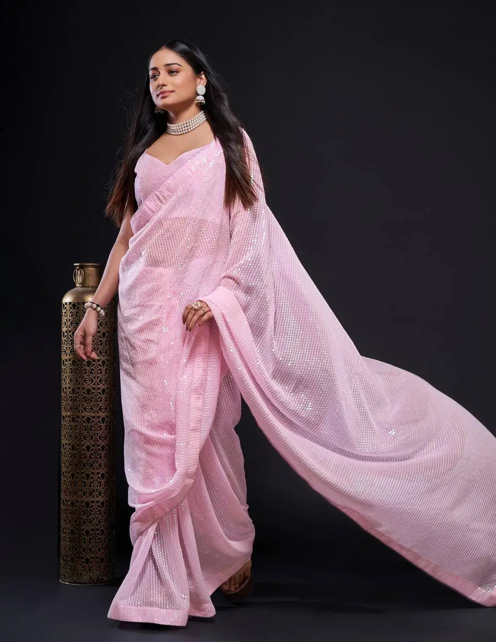 Sari en georgette rose clair avec broderie de sequins arc-en-ciel