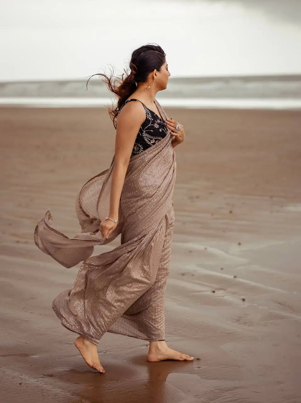 Sari beige doré en georgette avec broderies de sequins