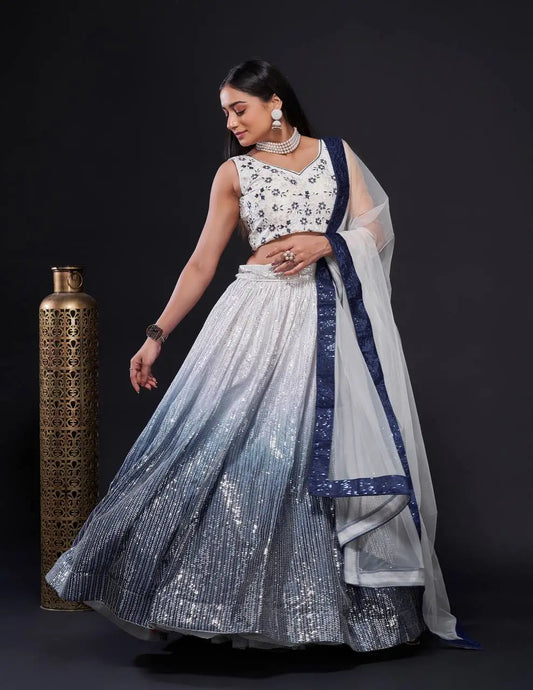Lehenga Choli Blanc-Bleu en Satin de Soie avec broderies et sequins