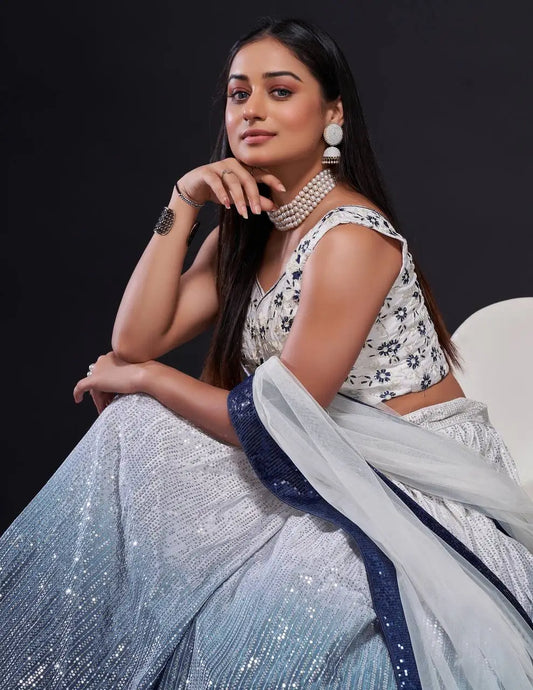 Lehenga Choli Blanc-Bleu en Satin de Soie – Broderie Dori et Sequins