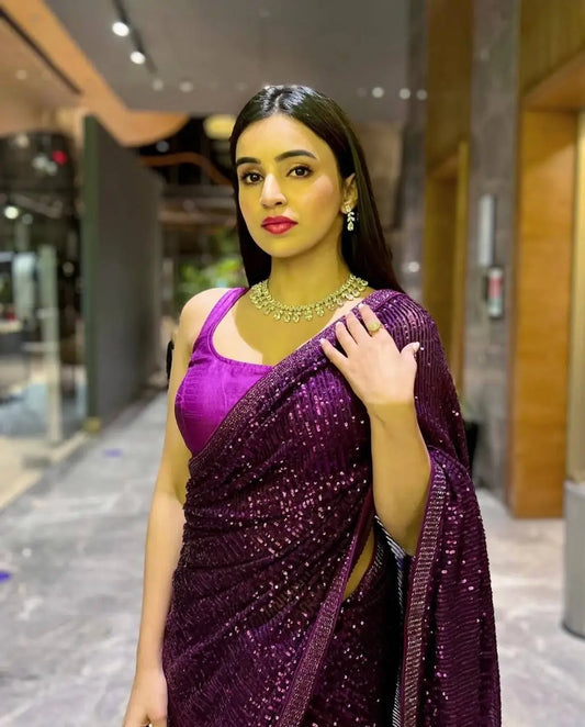 Sari en georgette violet foncé avec broderie de sequins et bordure en dori