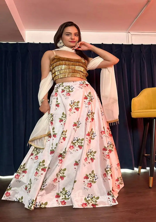 Lehenga Choli en soie Tapeta blanche avec imprimé floral et pendants dorés