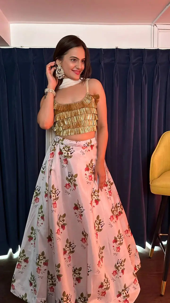 Lehenga Choli en soie Tapeta blanche avec imprimé floral et pendants dorés