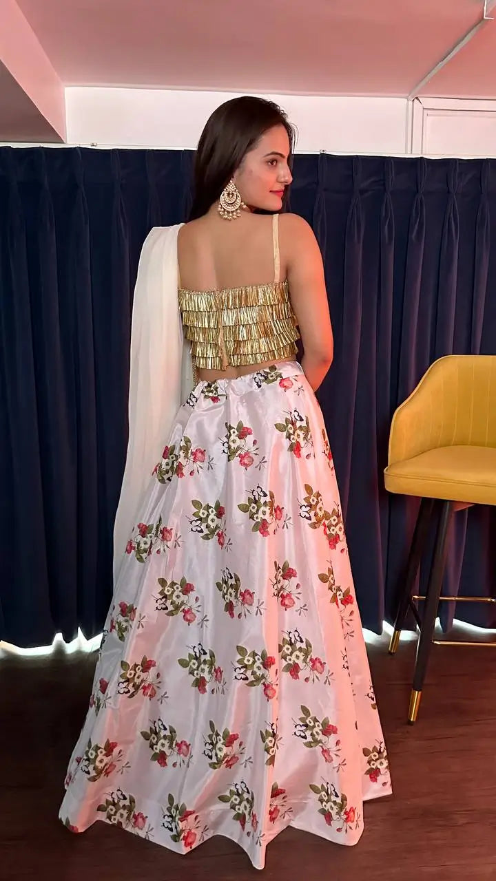 Lehenga Choli en soie Tapeta blanche avec imprimé floral et pendants dorés