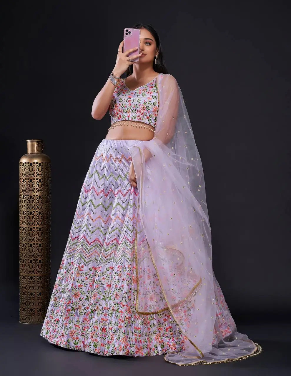 Lehenga Choli Lavande en Satin de Soie – Broderie au Fil et Sequins