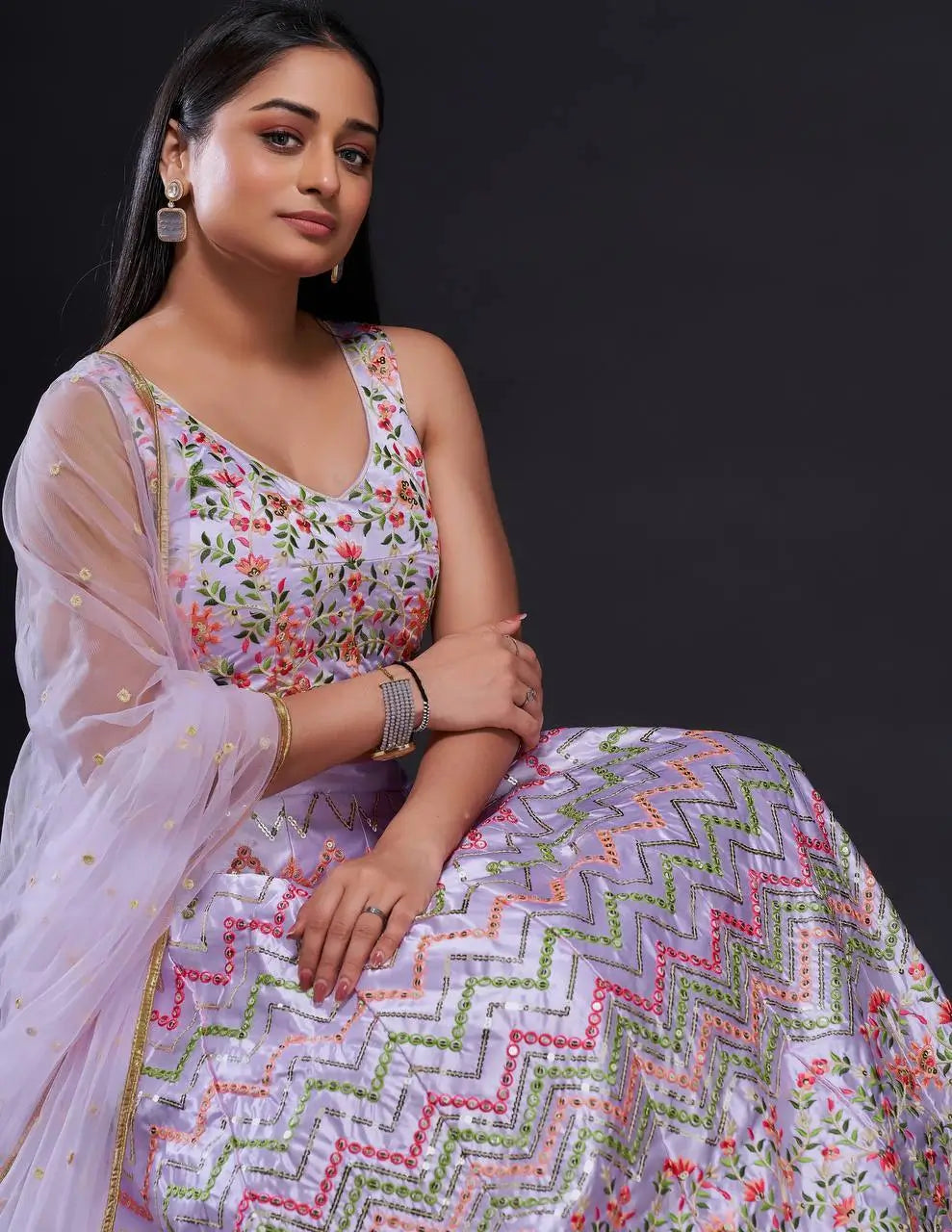 Lehenga Choli Lavande en Satin de Soie – Broderie au Fil et Sequins
