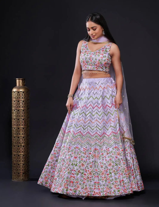 Lehenga Choli Lavande en Satin de Soie – Broderie au Fil et Sequins