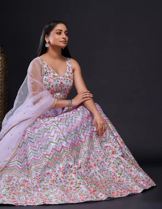 Lehenga Choli Lavande en Satin de Soie – Broderie au Fil et Sequins