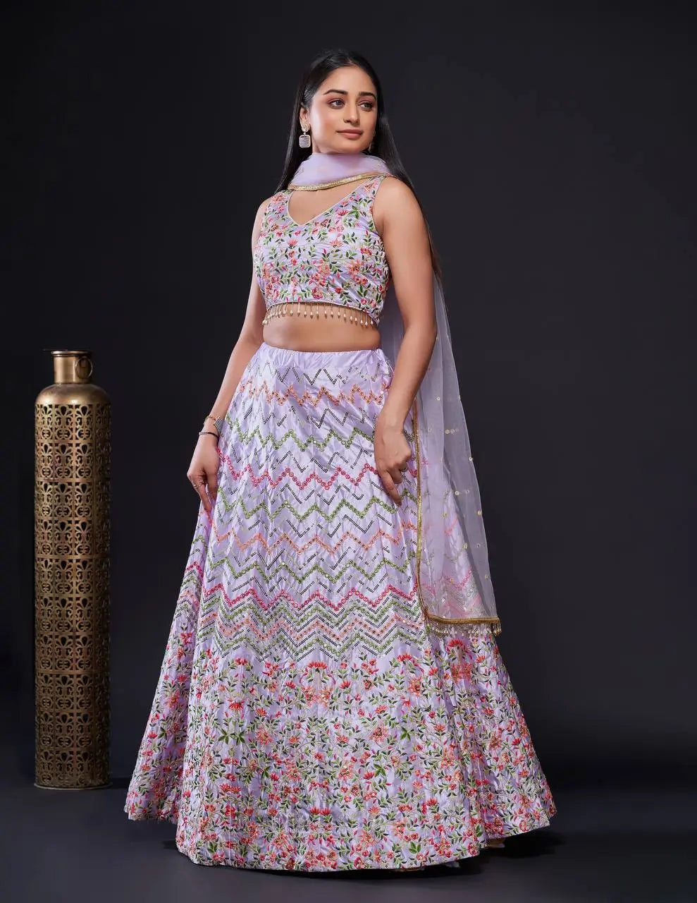 Lehenga Choli Lavande en Satin de Soie – Broderie au Fil et Sequins
