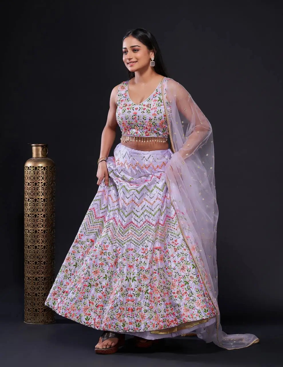Lehenga Choli Lavande en Satin de Soie – Broderie au Fil et Sequins